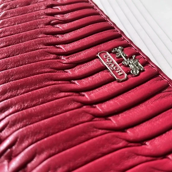 Red Coach zipper wallet - Picture 4 of 4